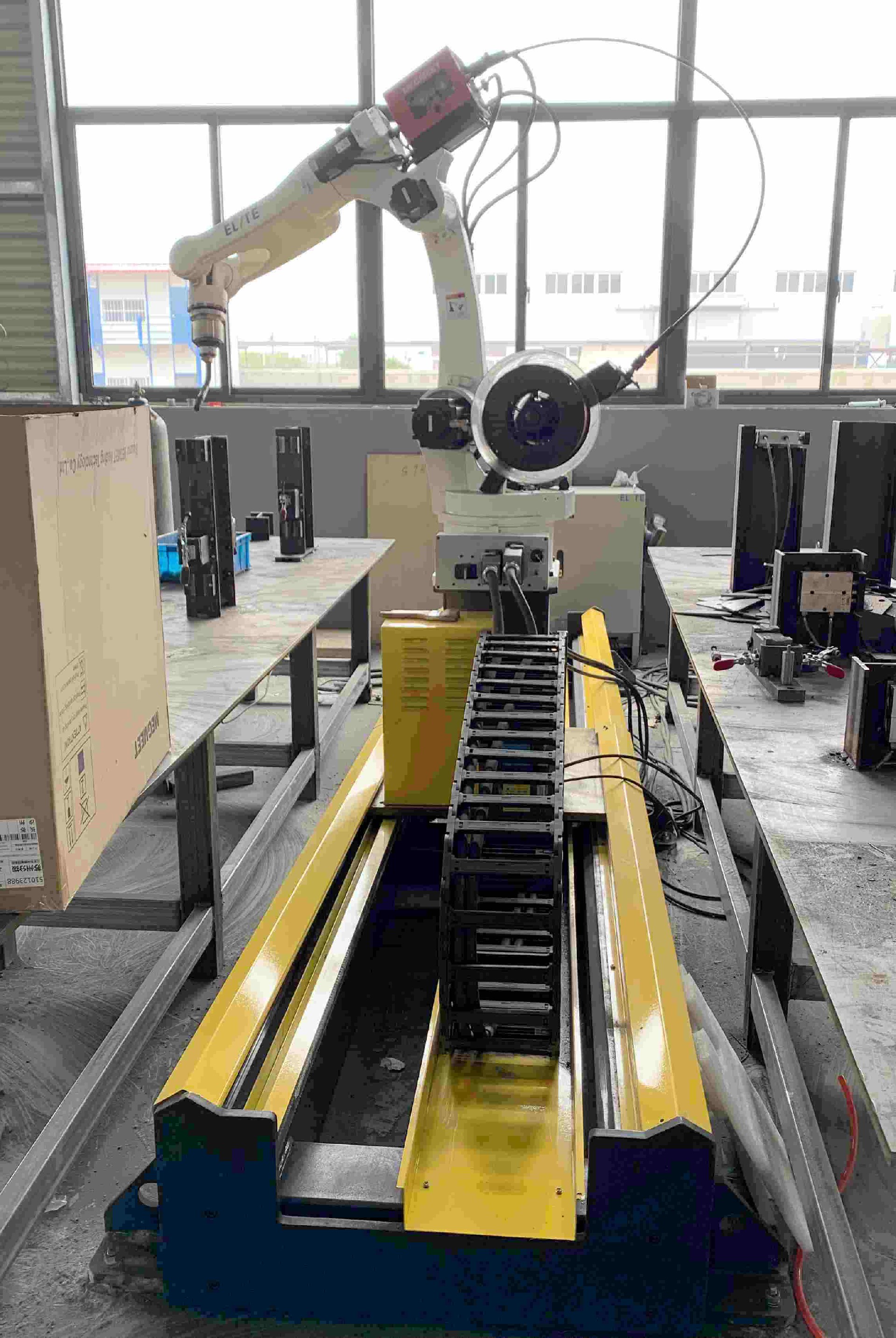 Robot welding system model EI66-A140